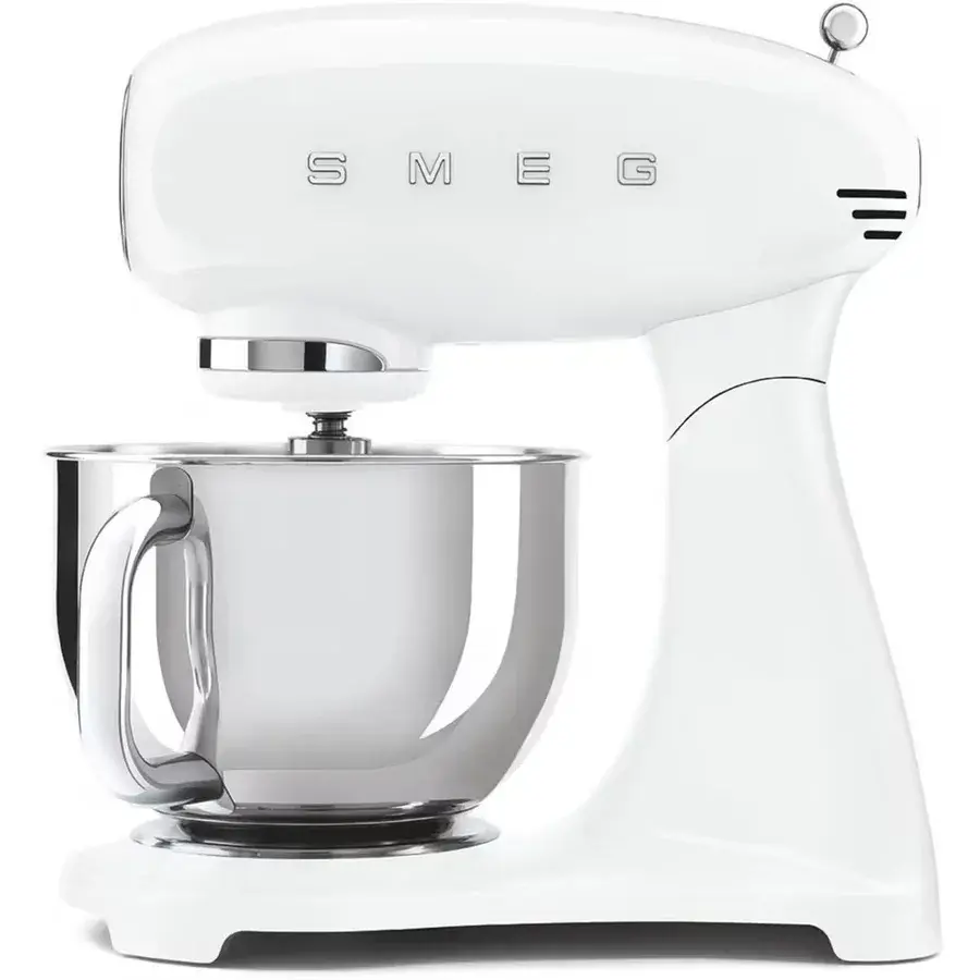 Hvit Smeg SMF03 kjøkkenmaskin med avrundet 50-tallsform, stålbolle og visp montert