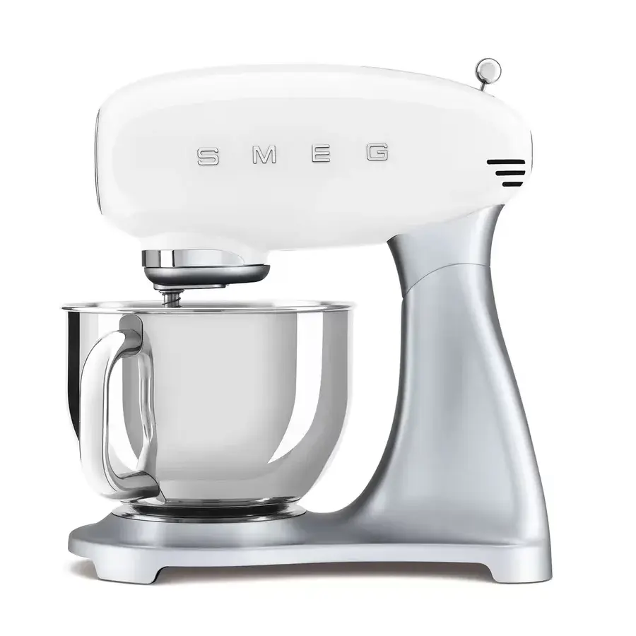 Hvit Smeg SMF04 kjøkkenmaskin i 50-tallsdesign med vippbart motorhode og bolle i stål