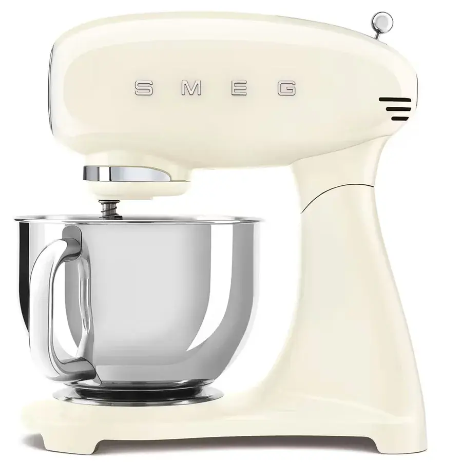 Cremefarget Smeg SMF05 kjøkkenmaskin i retrodesign med bolle i rustfritt stål og flatblander